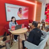 Customer care agent melayani pelanggan Telkomsem di GraPARI Makassar/FOTO: AGUNG-GOSULSEL