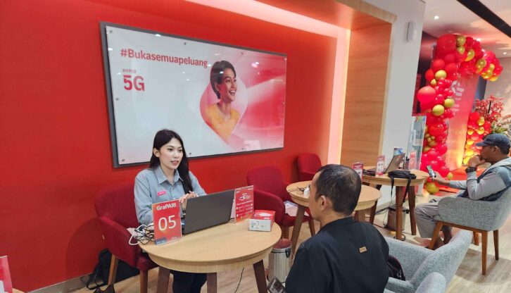 Customer care agent melayani pelanggan Telkomsem di GraPARI Makassar/FOTO: AGUNG-GOSULSEL