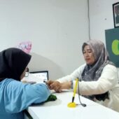 Agen Pegadaian, Elismawanti saat melayani nasabah di outletnya/ FOTO: AGUNG-GOSULSEL