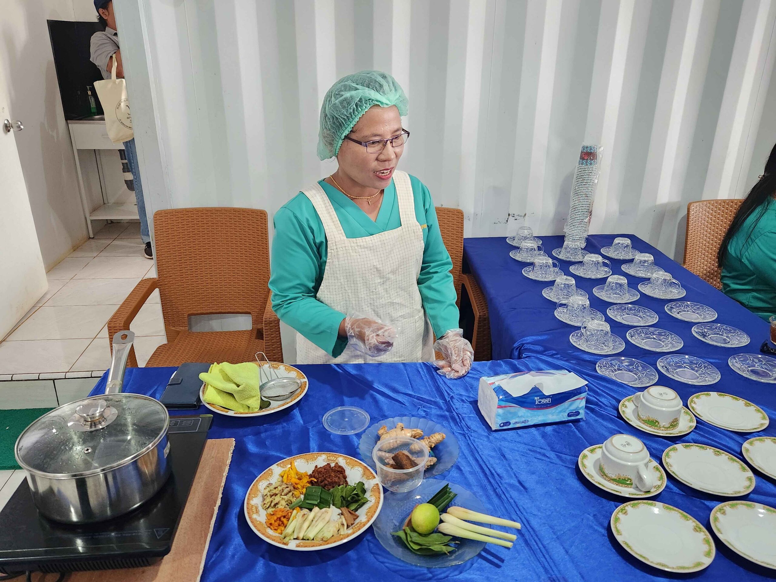 Magdalena, salah satu anggota HIPHO saat memperlihatkan berbagai remah untuk menghasilkan obat herbal/FOTO: AGUNG-GOSULSEL