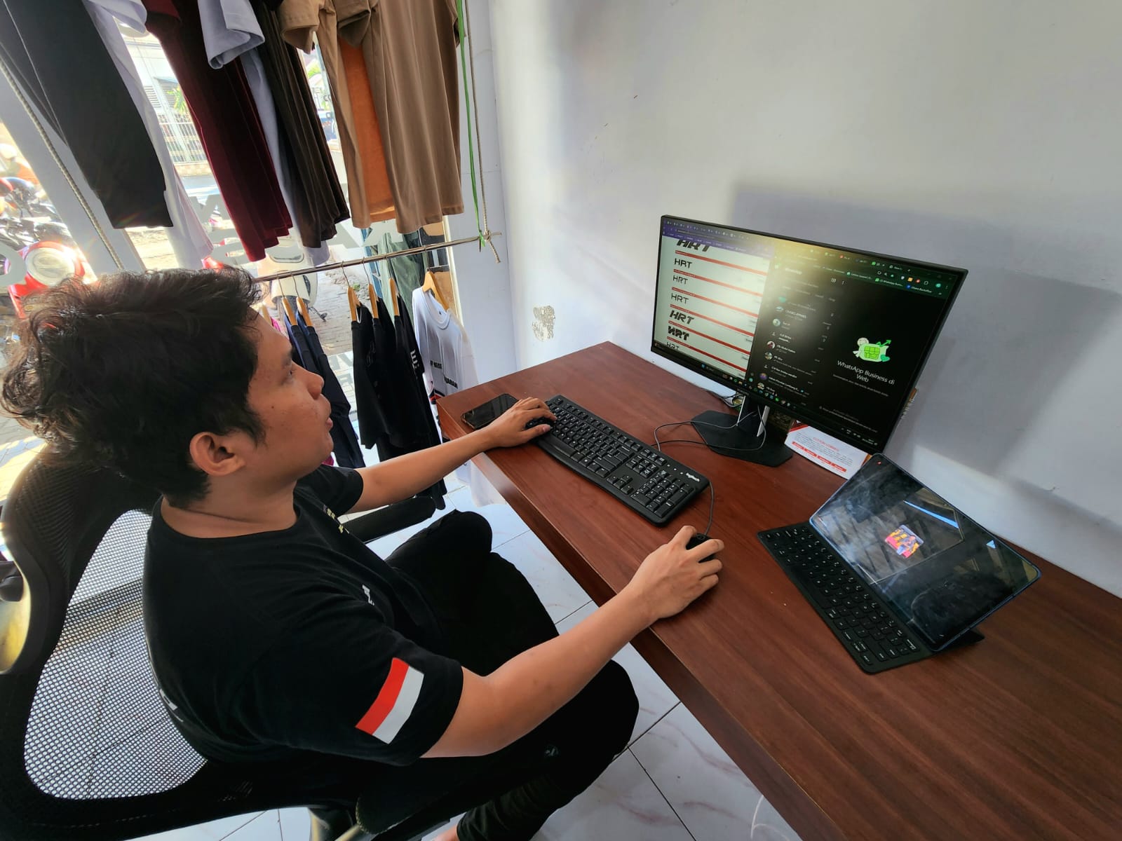 Masturi berkomunikasi dengan pelangganya via zoom untuk merevisi desain/FOTO: AGUNG-GOSULSEL