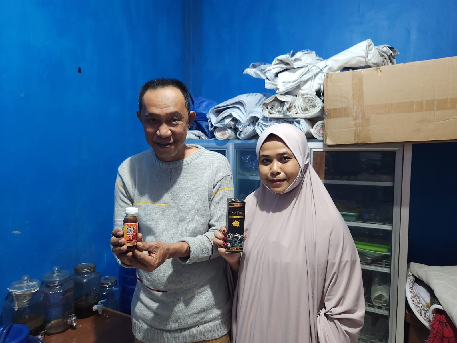 Asyira memperlihatkan produk madu miliknya di kediaman/FOTO: AGUNG EKA-GOSULSEL