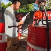 Sultan saat mengecek kondisi pangkalan BBM Satu Harga sebelum beroperasi di Kelurahan Kahu, Kecamatan Bontocani, Kabupaten Bone, Senin (27/10/2025)/FOTO: AGUNG EKA-GOSULSEL