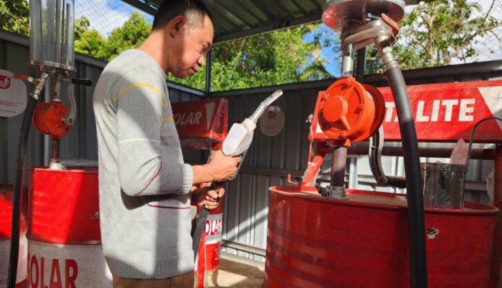 Sultan saat mengecek kondisi pangkalan BBM Satu Harga sebelum beroperasi di Kelurahan Kahu, Kecamatan Bontocani, Kabupaten Bone, Senin (27/10/2025)/FOTO: AGUNG EKA-GOSULSEL