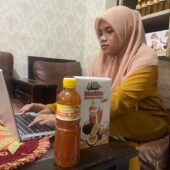 Hardinianti saat membuka laptopnya untuk mencari ide promosi melalui ChatGPT/FOTO: AGUNG EKA-GOSULSEL
