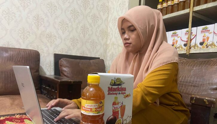 Hardinianti saat membuka laptopnya untuk mencari ide promosi melalui ChatGPT/FOTO: AGUNG EKA-GOSULSEL