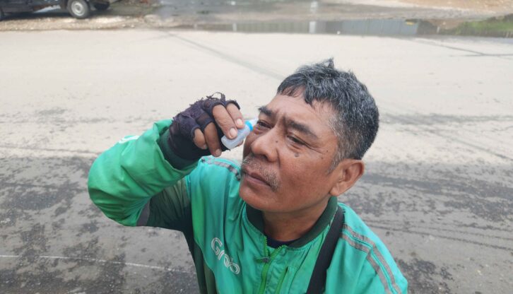 Haeruddin saat meneteskan matanya dengan Insto Dry Eyes, Kamis (8/1/2026)/FOTO: AGUNG EKA/GOSULSEL