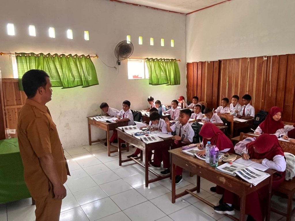 Siswa SDI Biringkaloro mengikuti pembelajaran di kelas, Senin (10/8/2026)/FOTO: AGUNG EKA-GOSULSEL