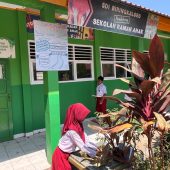 Siswa SDI Biringkaloro saat mencuci tangan di wastafel yang berada di depan kelasnya, Senin (10/8/2026)/FOTO: AGUNG EKA-GOSULSEL