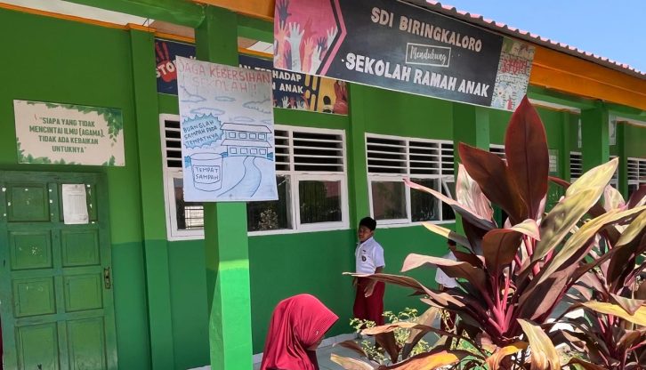 Siswa SDI Biringkaloro saat mencuci tangan di wastafel yang berada di depan kelasnya, Senin (10/8/2026)/FOTO: AGUNG EKA-GOSULSEL