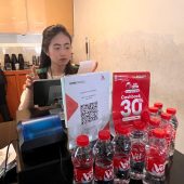 Caption Foto: Kasir No Limit di Jalan Hertasning Utara, Kota Makassar saat melayani pengunjung, Selasa 2 September 2026/FOTO: AGUNG EKA-GOSULSEL